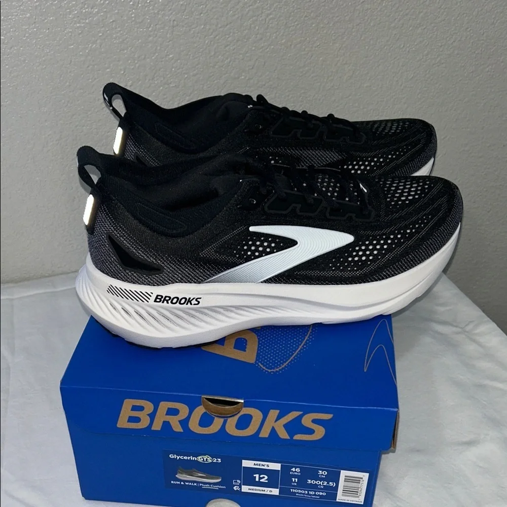 Brooks Men's Black and White Running Shoes